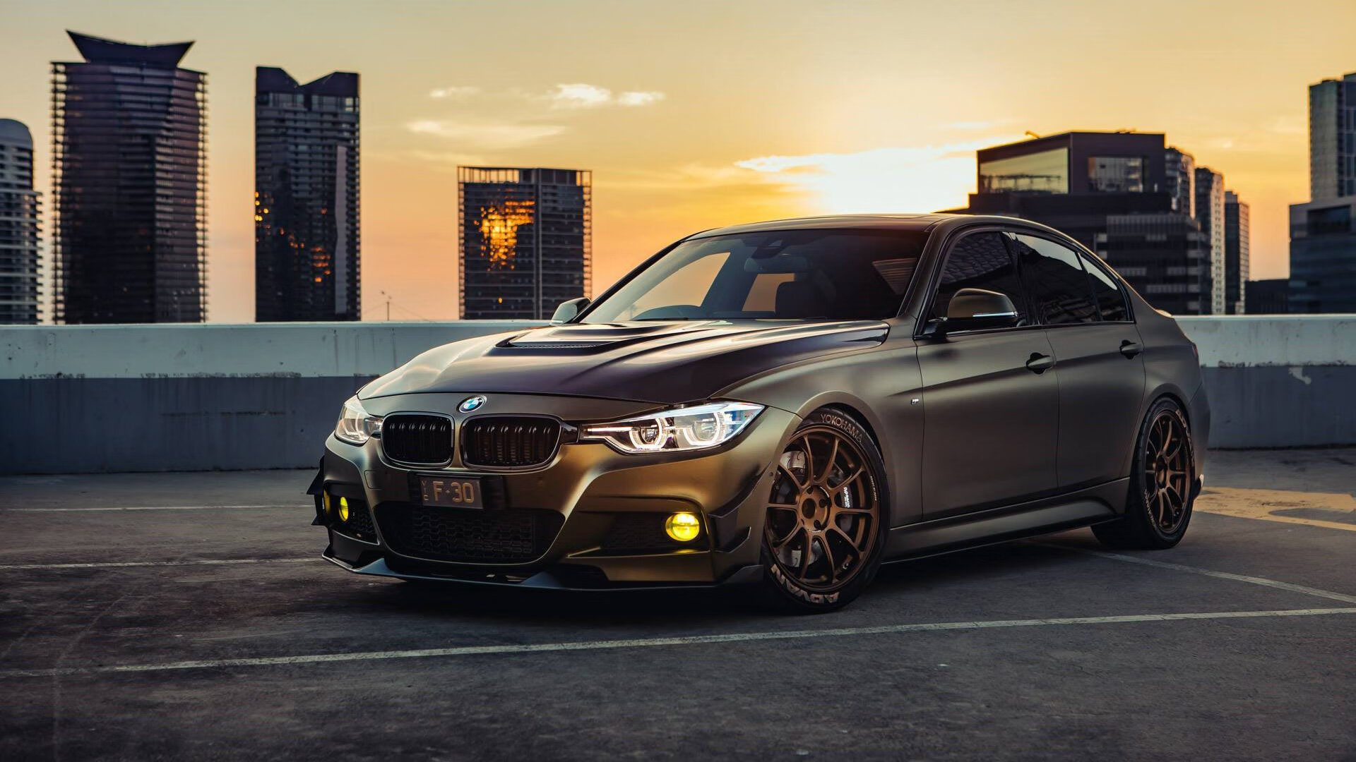 “荣耀瞬间:冠军车手的感人时刻”,荣耀夺冠